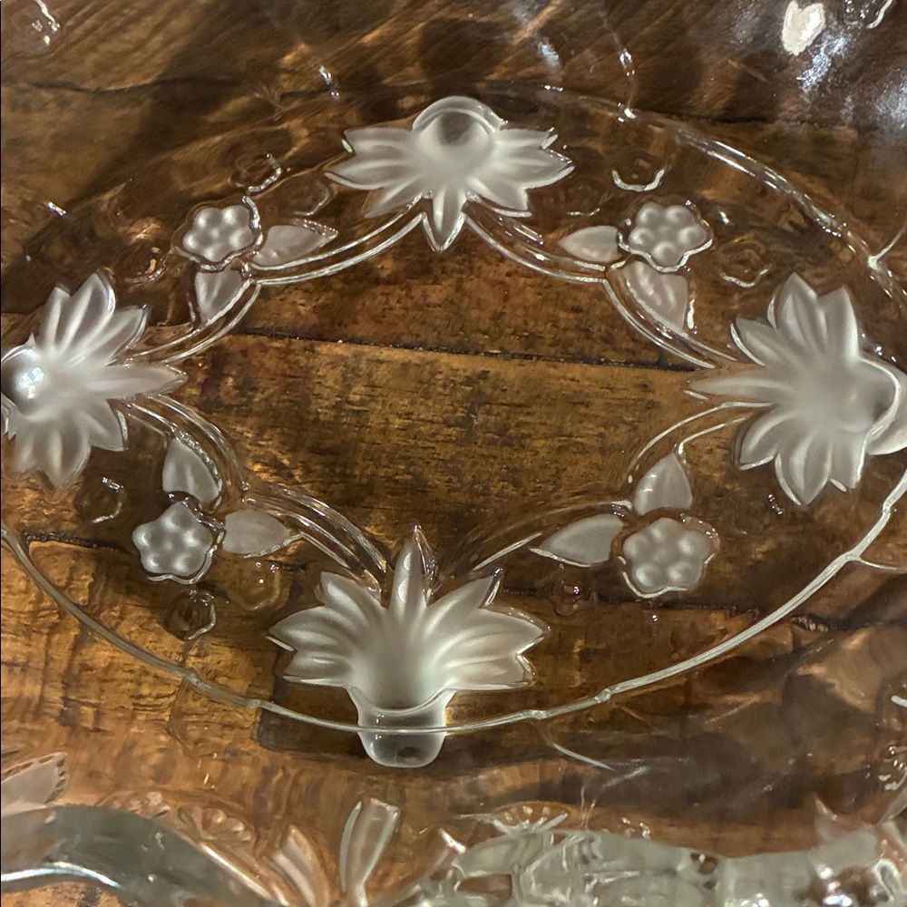 Elegant Clear Glass Serving Bowl - Picture 4 of 4